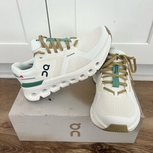 On cloud cloud runner shoes size 7 womans